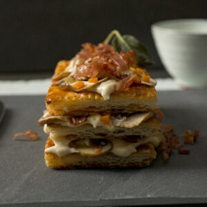 Millefoglie di finghi, speck e panna