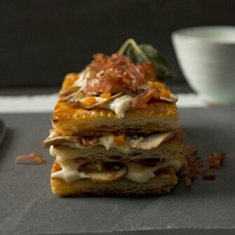 Millefoglie di finghi, speck e panna