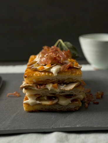 Millefoglie di finghi, speck e panna