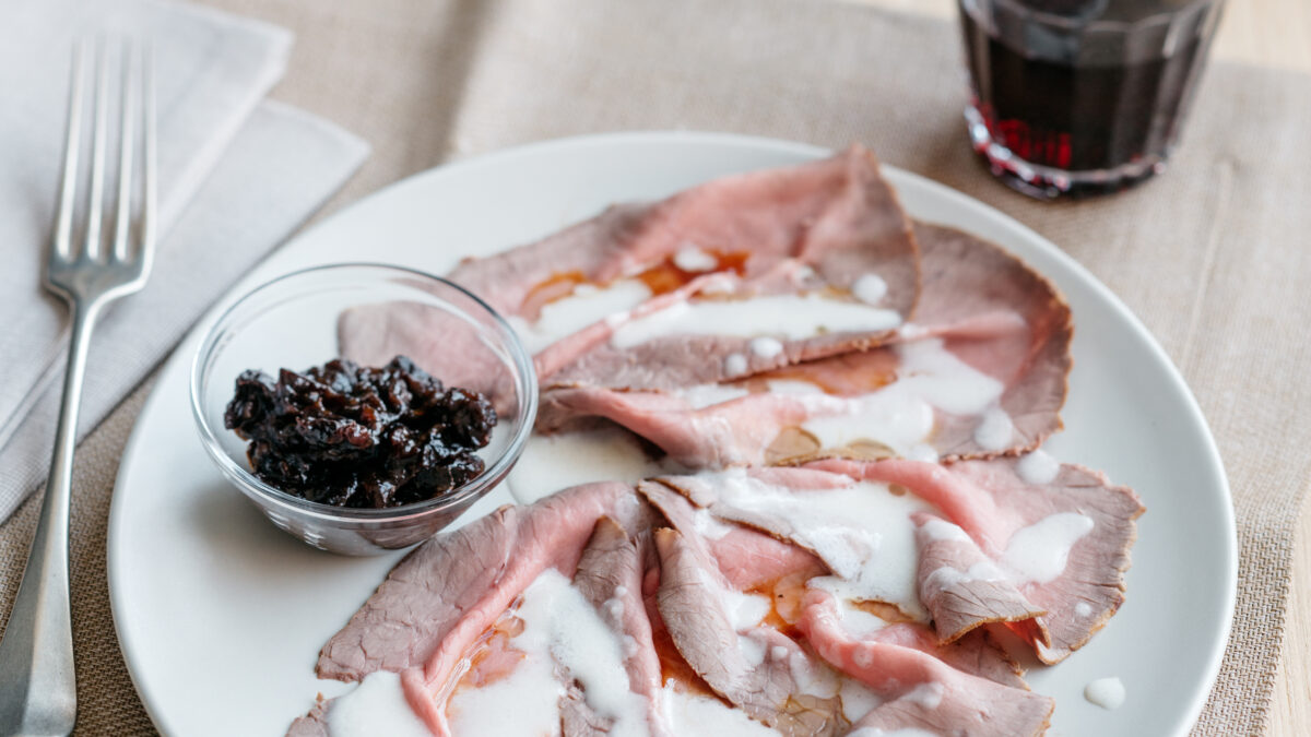 Roast beef con crema al pecorino di fossa e salsa alle prugne