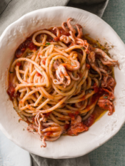 Spaghetti con sugo piccante di moscardini