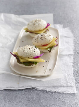 Macaron al pepe con Gruyère dop, misticanza e fiori