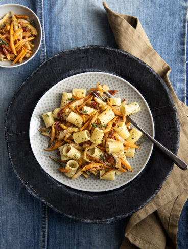 Mezze maniche con aglio, pollo, patate americane, pomodori secchi e timo