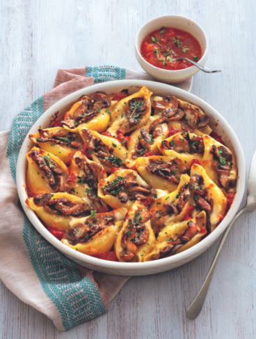 Conchiglioni con funghi e crescenza in salsa di pomodoro