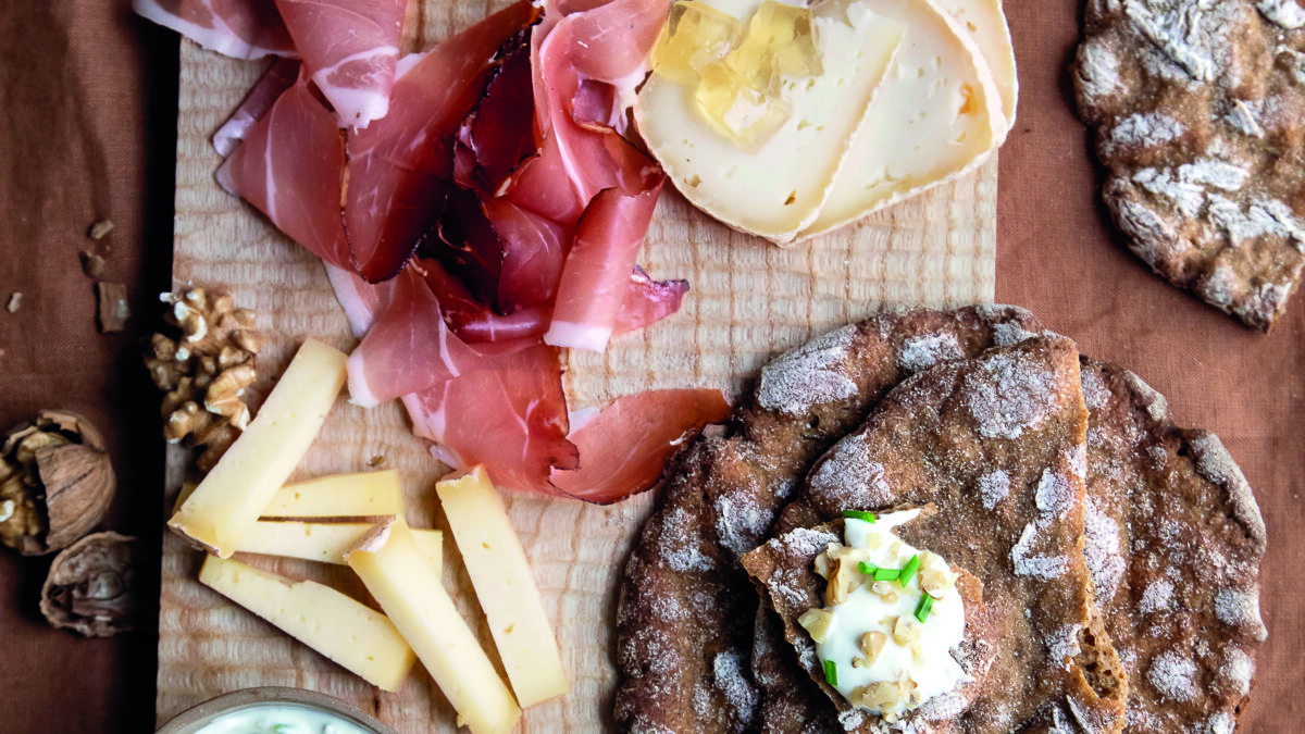 Merenda altoatesina: Schüttelbrot con speck, Stelvio Dop e gelatina di mele