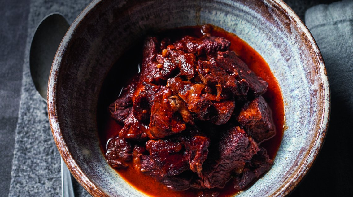 Gulash con cipolla rossa e cavolo cappuccio fermentato