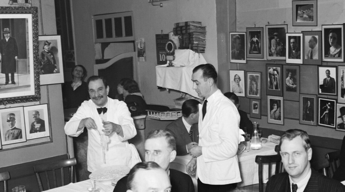 ALFREDO CHE PREPARA GLI SPAGHETTI NEL RISTORANTE_1958