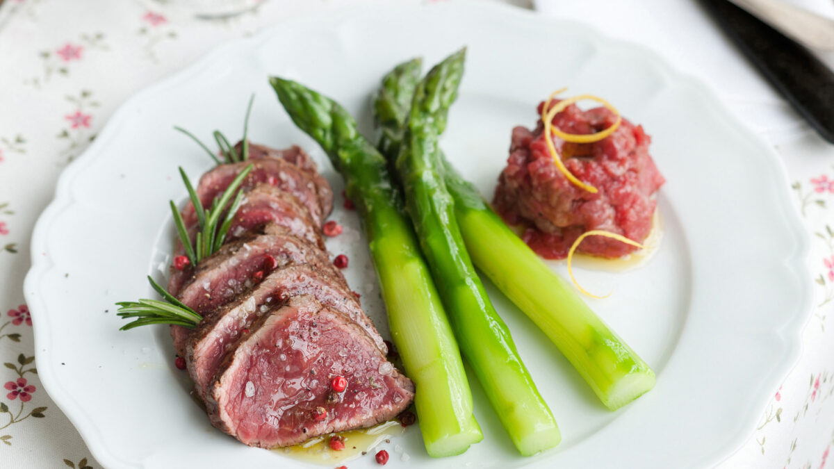 Crudo e cotto di scottona con asparagi