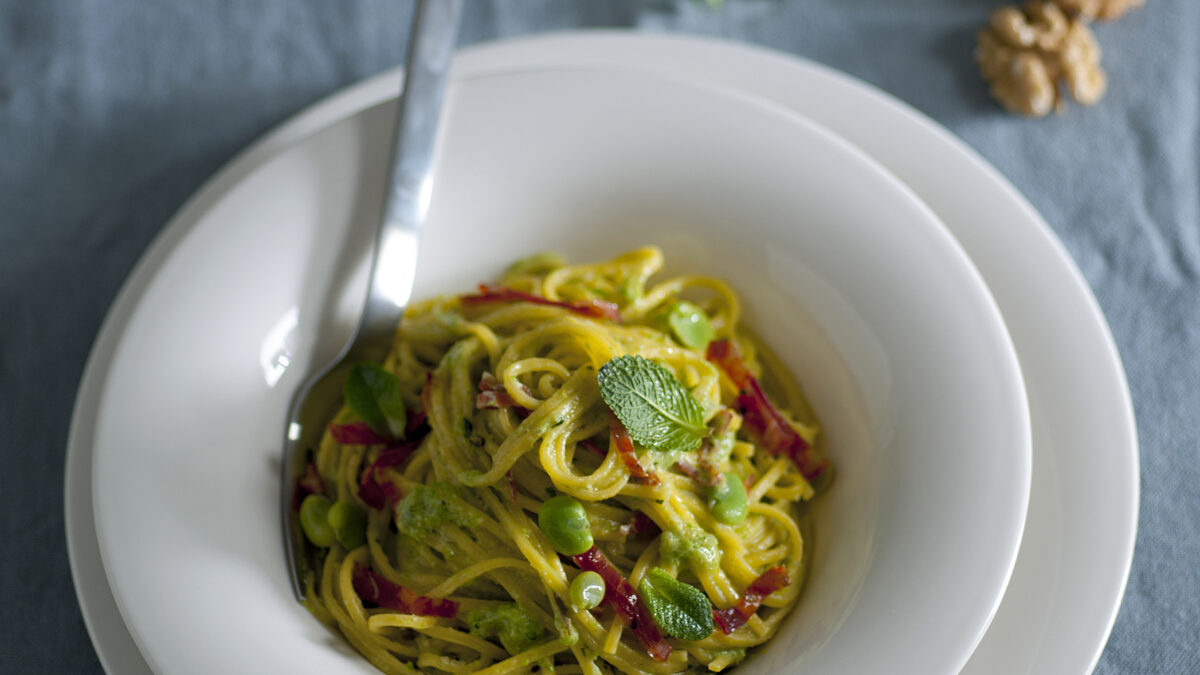 Pasta fresca: chitarrine con fave e salame
