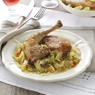 Un secondo rustico, perfetto per il pranzo della domenica, l'anatra con le verze è profumata con aromi e vino bianco e stufata a fuoco lento