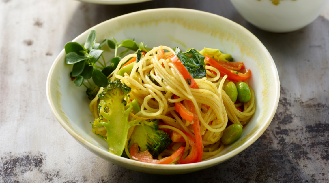 Noodles di riso con curry di verdure