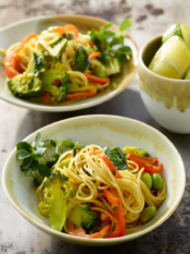 Noodles di riso con curry di verdure