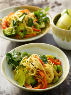 Noodles di riso con curry di verdure