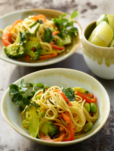 Noodles di riso con curry di verdure