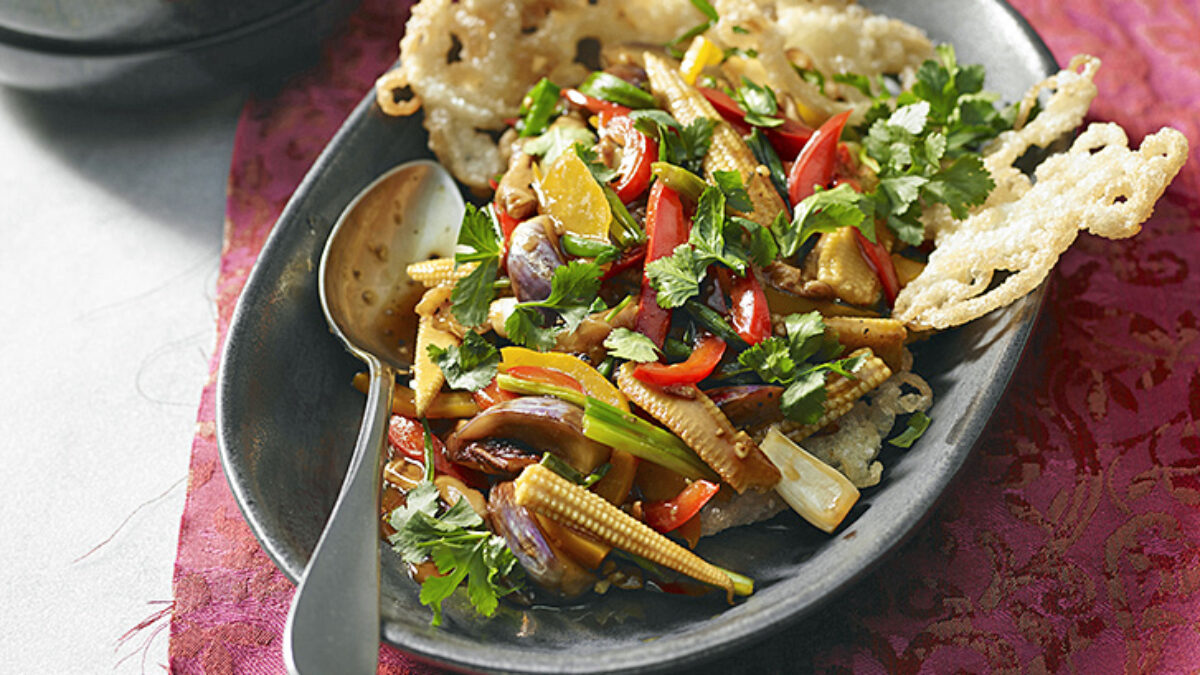 Spaghetti di riso fritti con verdure miste