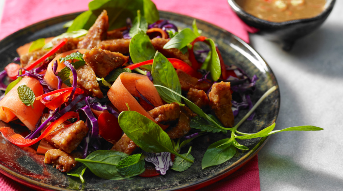 Insalata multicolore con tempeh marinato