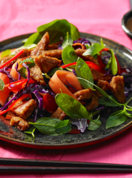 Insalata multicolore con tempeh marinato
