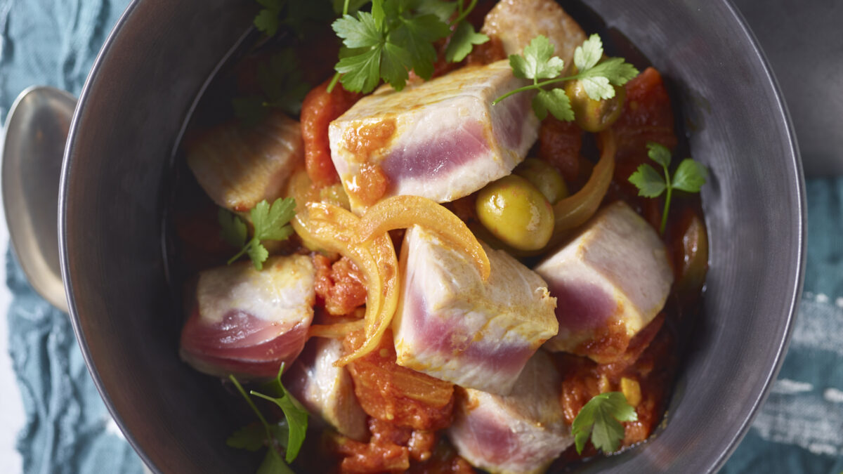 Tajine di tonno alle olive e curcuma