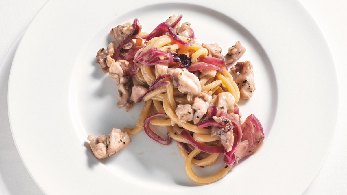 Pici tirati a mano con sugo espresso di coniglio e cipolle di Certaldo in agrodolce