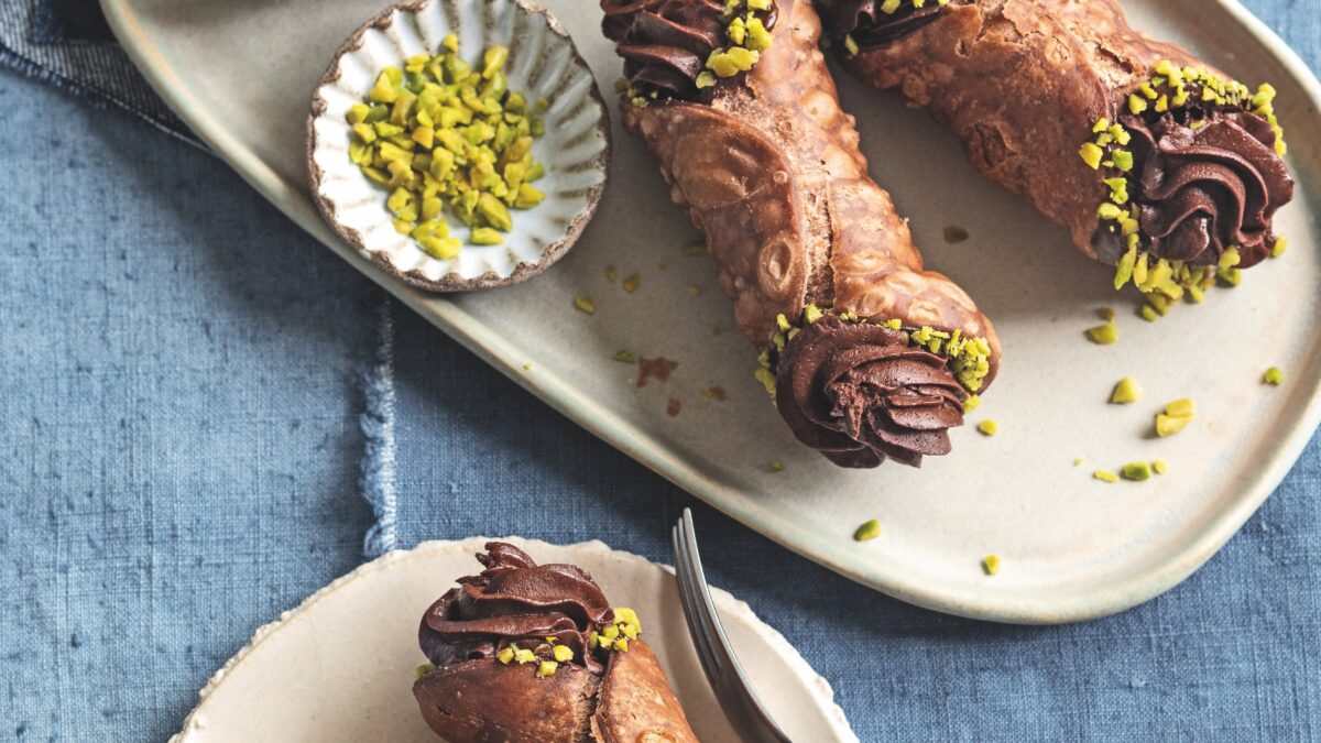 Cannoli al cacao con ganache spumosa e pistacchi