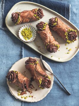 Cannoli al cacao con ganache spumosa e pistacchi