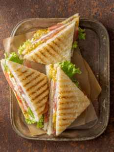 Sandwich al tonno con salsa verde