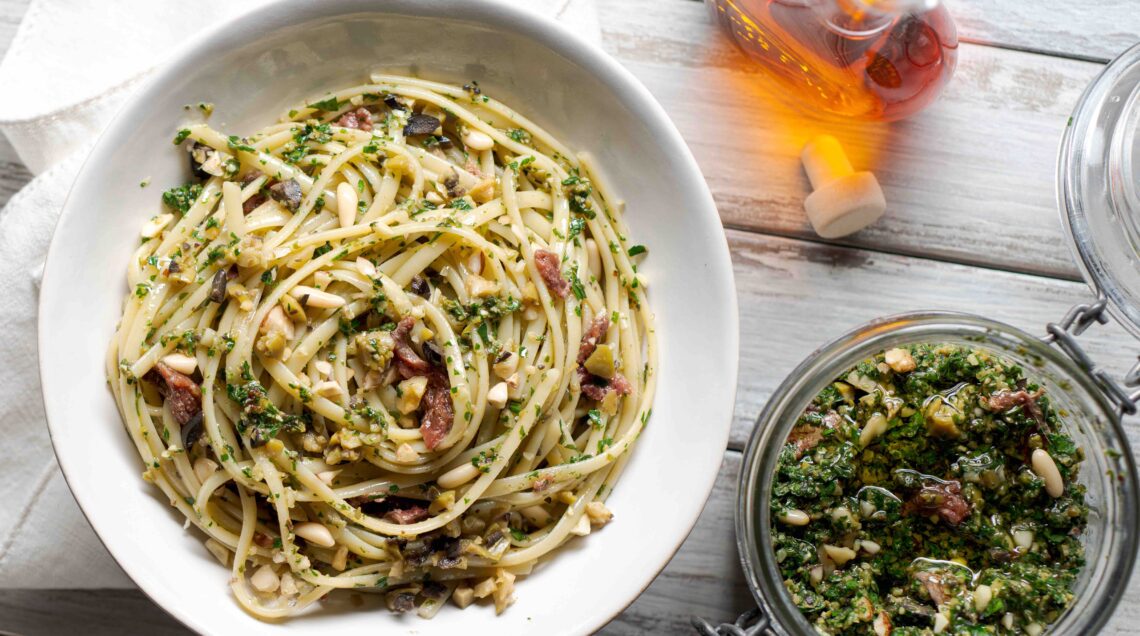 Linguine con pesto alla cetarese