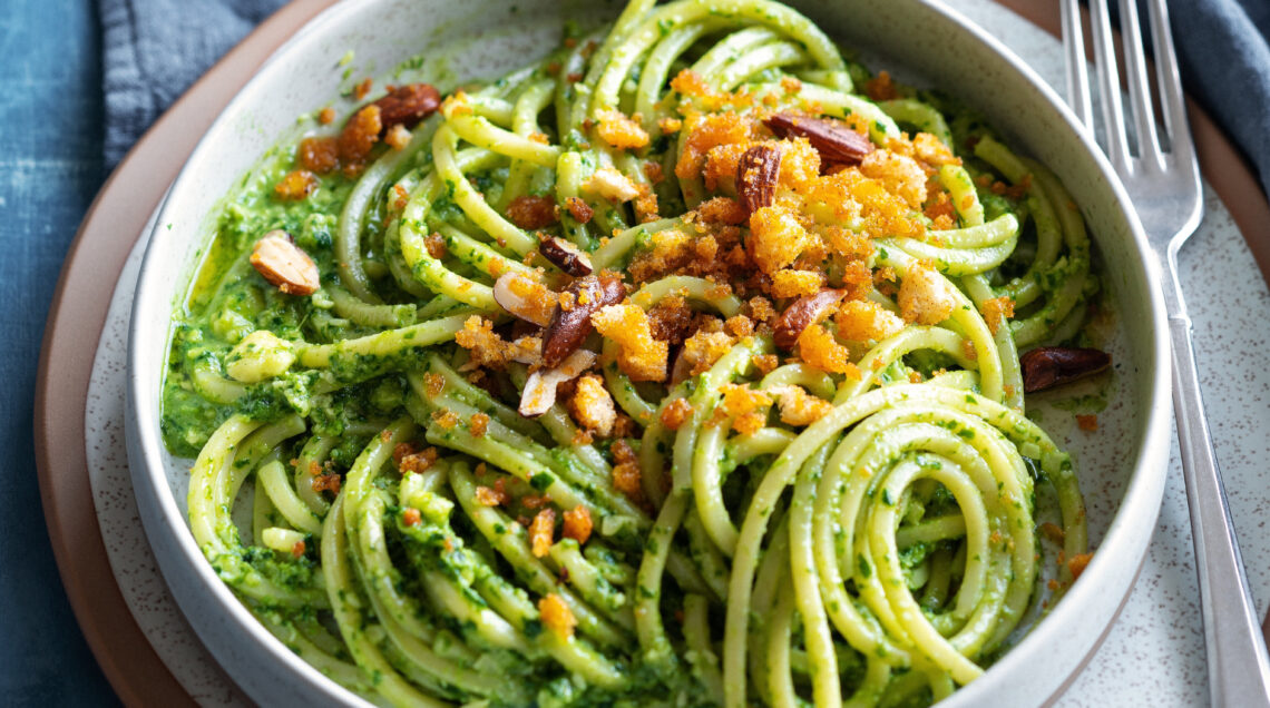 Spaghetti alla chitarra con pesto di spinacini e briciole alla paprica