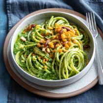 Spaghetti alla chitarra con pesto di spinacini e briciole alla paprica