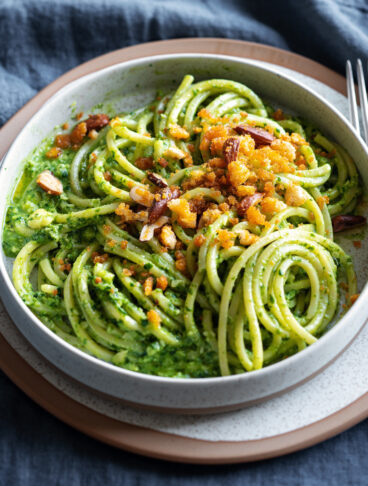 Spaghetti alla chitarra con pesto di spinacini e briciole alla paprica