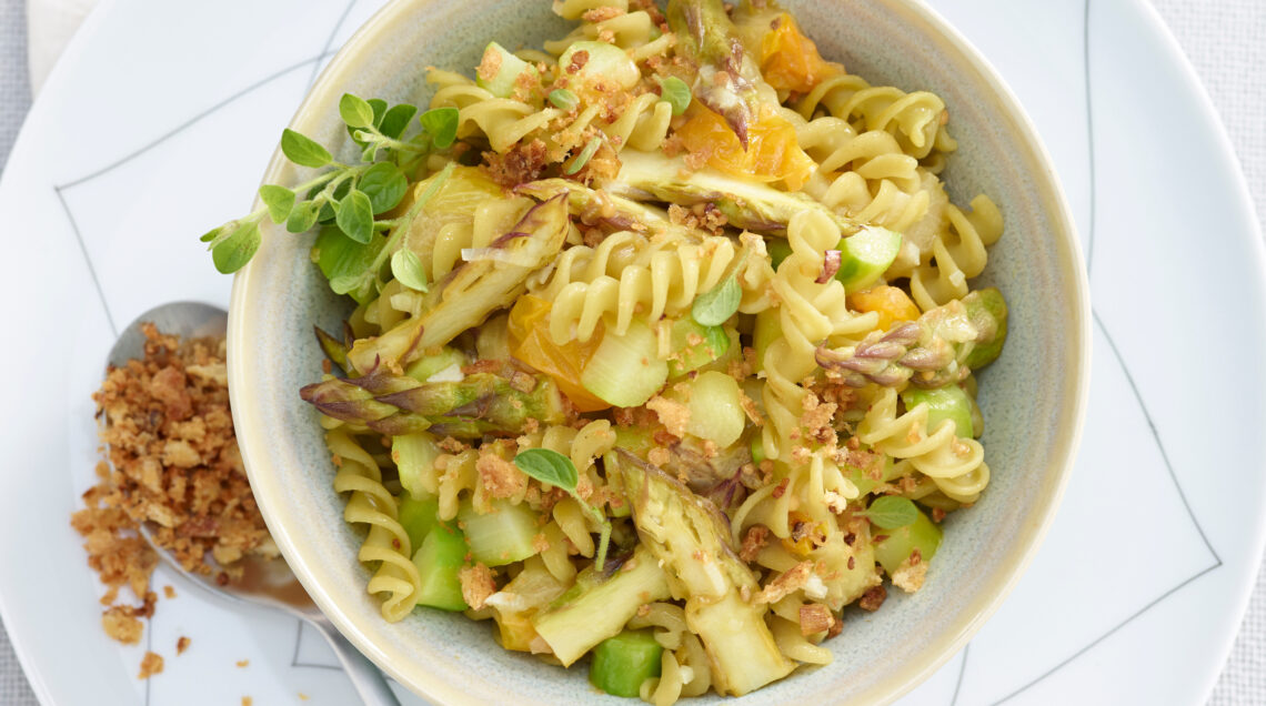 Fusilli di piselli con ragù di asparagi e pomodorini gialli