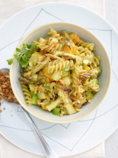 Fusilli di piselli con ragù di asparagi e pomodorini gialli