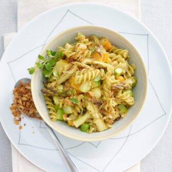 Fusilli di piselli con ragù di asparagi e pomodorini gialli