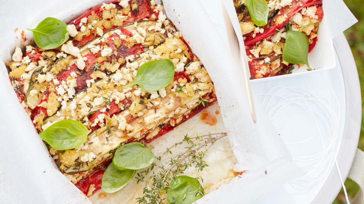 Parmigiana vegana di zucchine e peperoni con ragù di tofu
