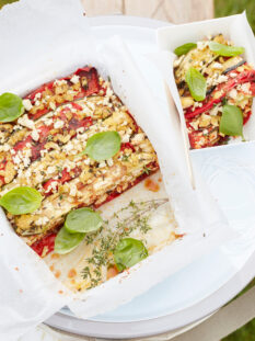 Parmigiana vegana di zucchine e peperoni con ragù di tofuParmigiana vegana di zucchine e peperoni con ragù di tofu