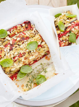 Parmigiana vegana di zucchine e peperoni con ragù di tofuParmigiana vegana di zucchine e peperoni con ragù di tofu