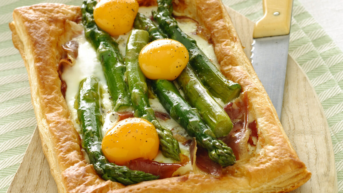 Sfogliatine con uova e asparagi