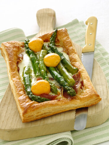 Sfogliatine con uova e asparagi