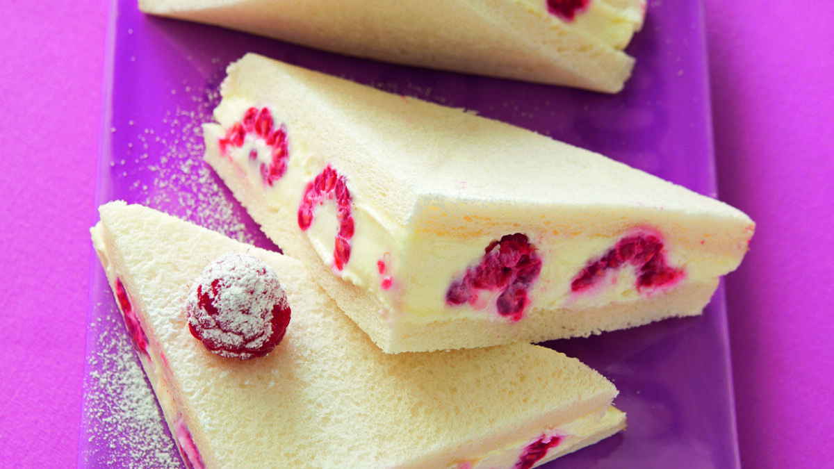 Tramezzini con crema dolce di mascarpone e lamponi