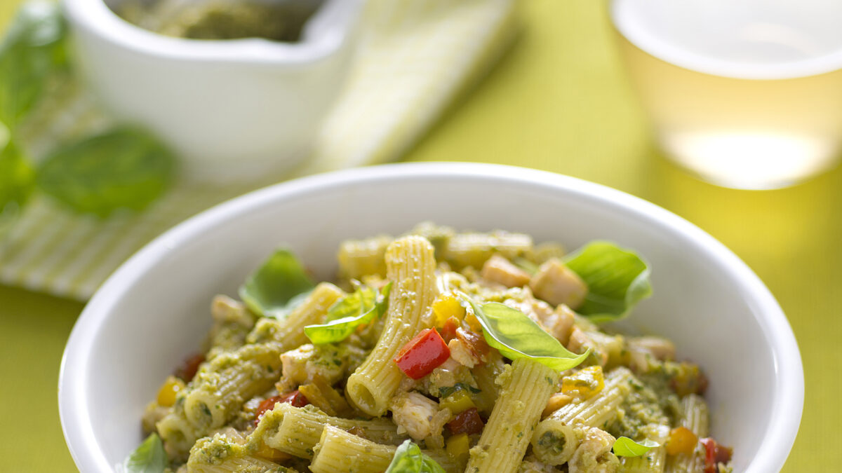 Pasta tiepida al pesto di olive e vitello