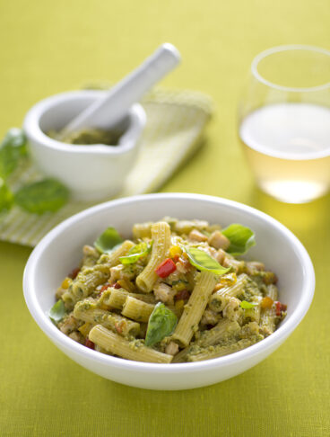 Pasta tiepida al pesto di olive e vitello