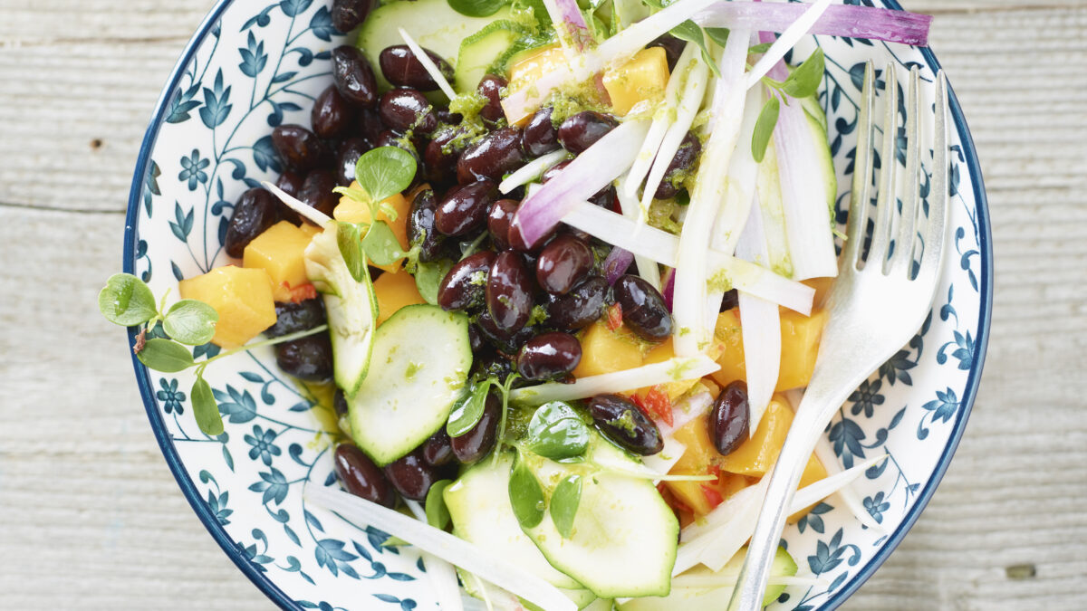 Fagioli neri, verdure e mango