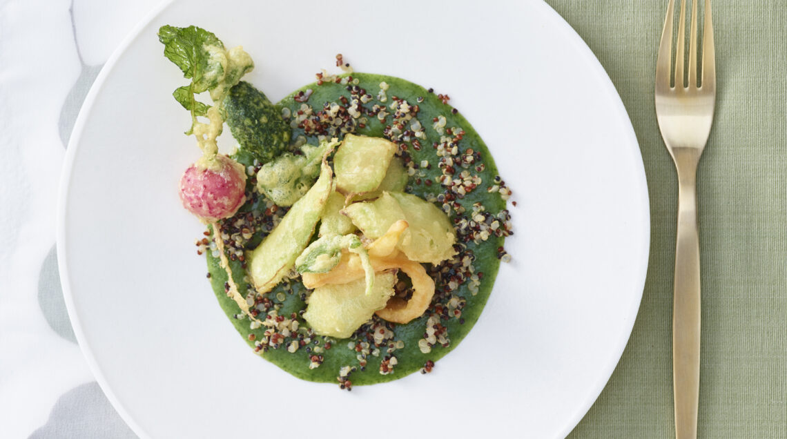 Quinoa con vellutata di foglie, pesto e tempura di broccoletti