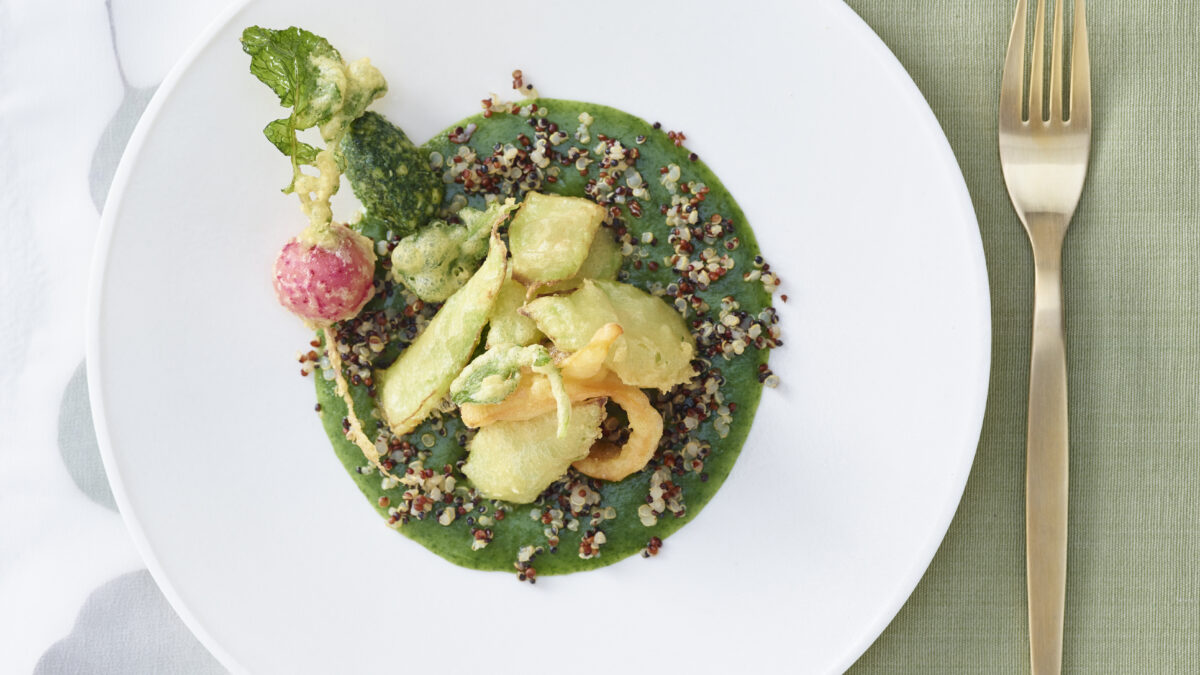 Quinoa con vellutata di foglie, pesto e tempura di broccoletti