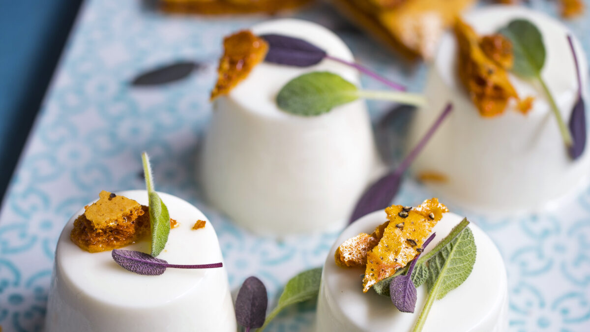 Panna cotta alla salvia con croccante soffiato di miele al pepe