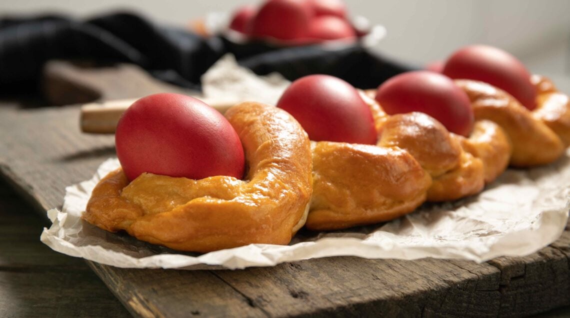Easter bread and red eggs Grecia