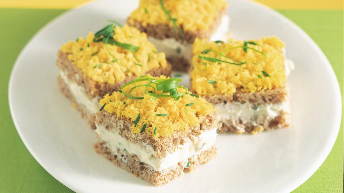 I tramezzini mimosa con salsa di formaggio