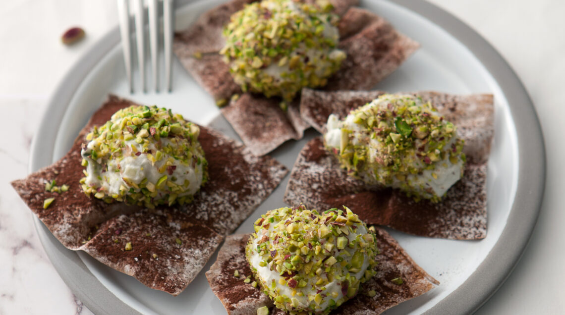 mousse di gorgonzola al pistacchio con pasta fillo croccante al cacao