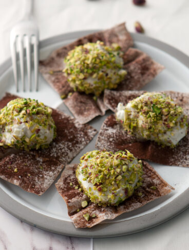 mousse di gorgonzola al pistacchio con pasta fillo croccante al cacao