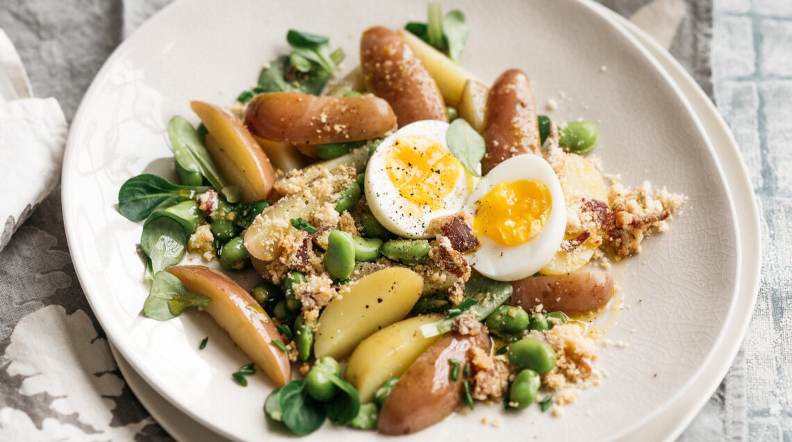 Insalata di patate novelle e fave con uovo barzotto e crumble al prosciutto crudo